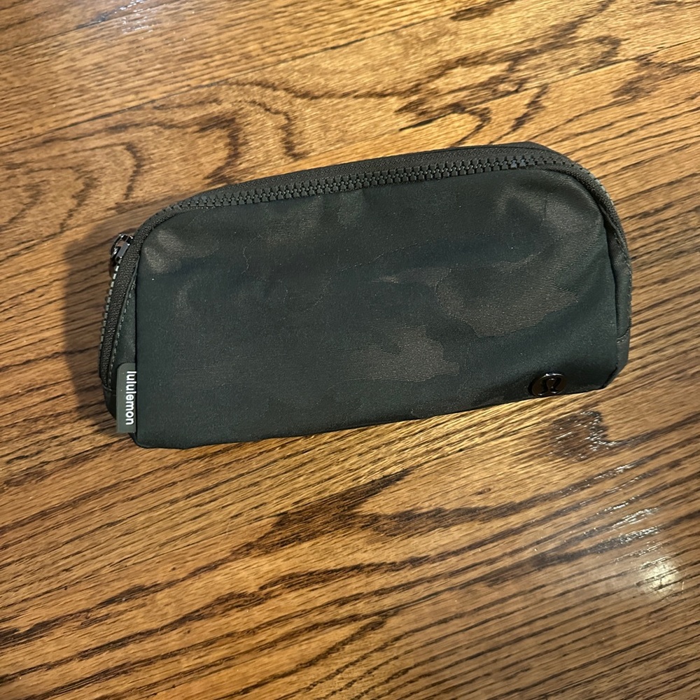 Nwt lululemon belt bag - camo - Picture 1 of 2